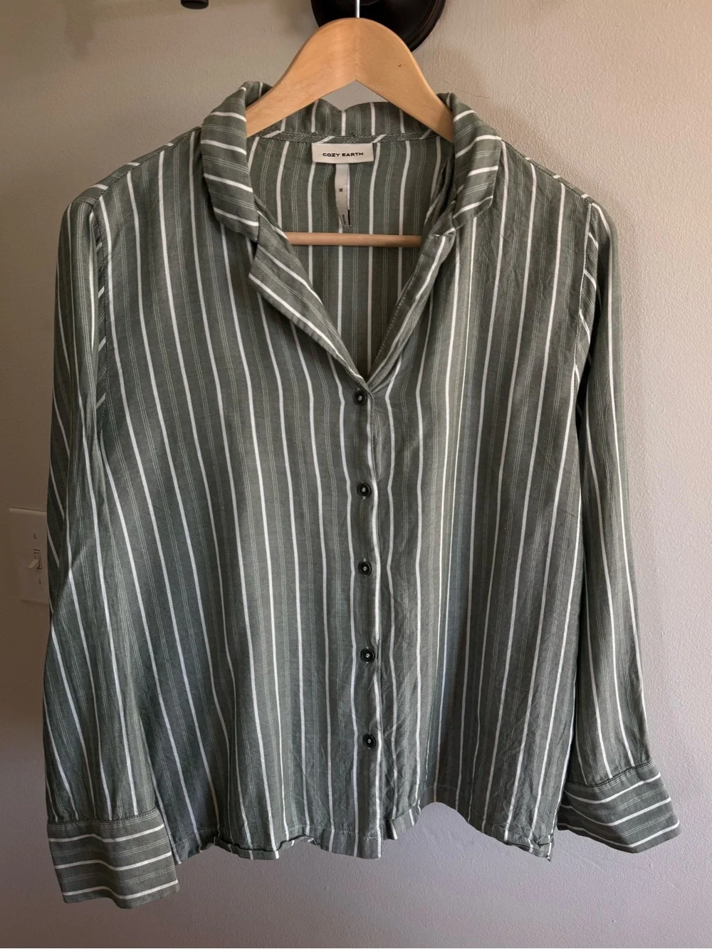 Cozy Earth Women’s soft woven pajama top Jasper Green White Button-Front Medium